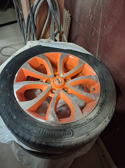 4 Nissanin rengasta vanteilla.