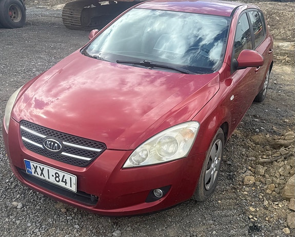 Myydään Kia Ceed Varaosina -07
