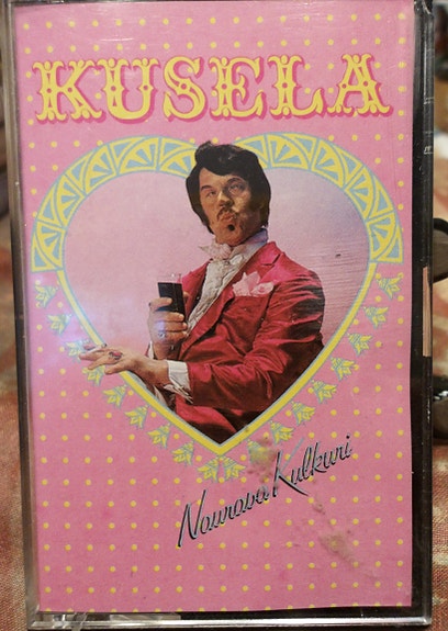 Jean Pierre Kusela naurava kulkuri kasetti