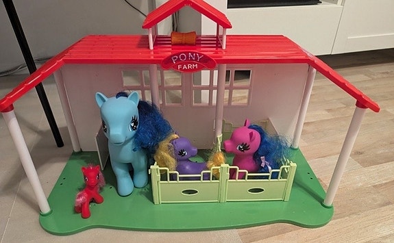 My Little Pony poni- ja tallileikkisetti