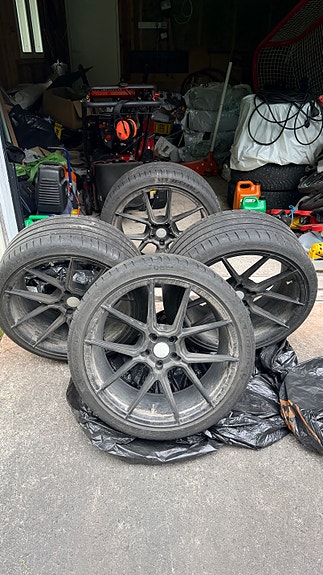 Brock B40 Satiini mattamustat vanteet ja Michelin pilot sport 4s kumet