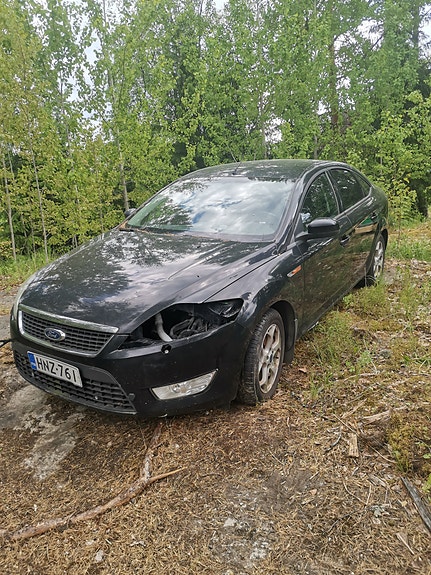 Ford Mondeo sedan varaosiksi musta