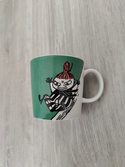 Muumimuki Pikku Myy liukumäessä