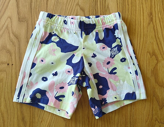 Adidas shortsit 18kk