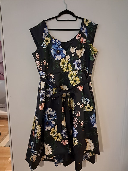 Naisten juhla-/cocktailmekko koko 46 kirjava kukkamekko