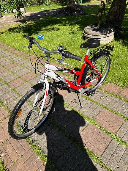 Raleigh naisten 21 vaihteinen hybridipyörä 26" M punavalkoinen