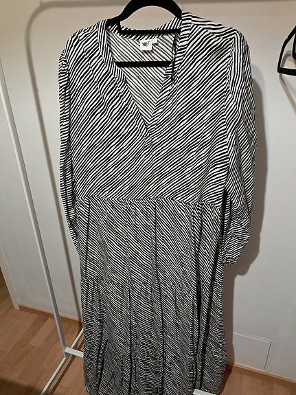 Naisten mekko koko 44 musta-valkoinen