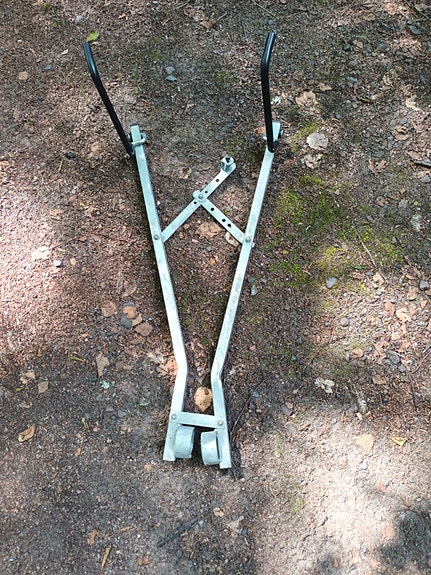 Polkupyörän kuljetusteline auton vetokoukkuun