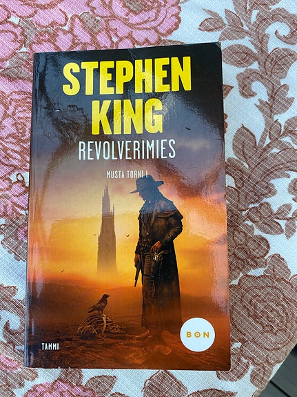 Stephen King Revolverimies kirja suomeksi