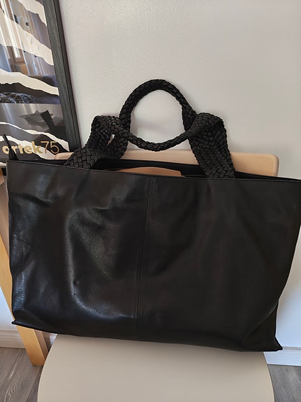 Musta nahkainen shopper-laukku