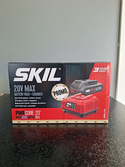 Skil 3136 AA litiumioniakku 20V ja laturi (2,0 Ah).