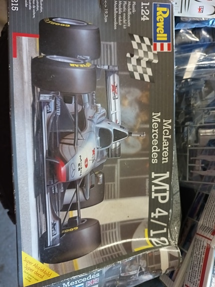 McLaren Mercedes MP4/12 F1 pienoismallisarja