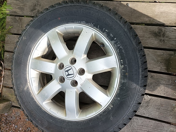 225/65/17 Nastarenkaat vanteilla.