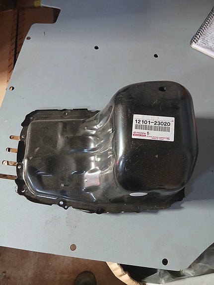 Toyota Yaris  uusi öljypohja 12101-23020