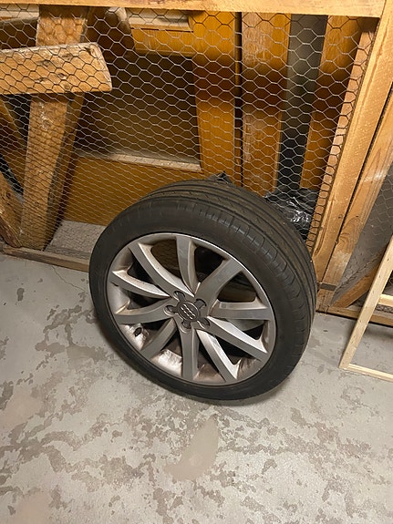 Audi alkuperäiset kesärenkaat vanteilla. 245/40R18