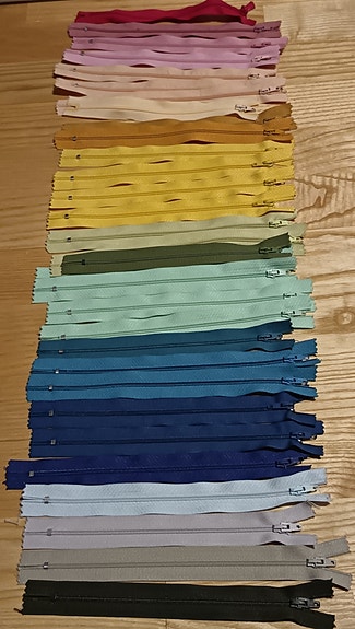 kuvan muovi vetoketjut n. 17-20cm
