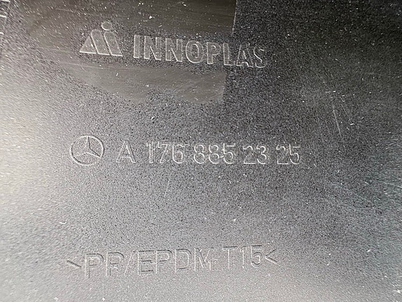 Mercedes-Benz takapuskurin kuori A1768852325
