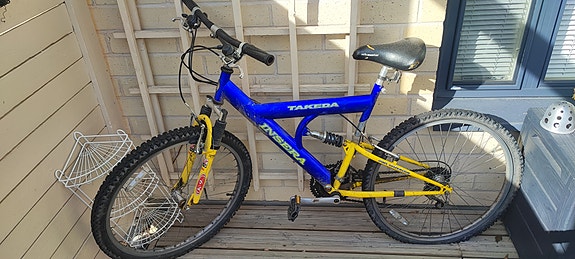 Insera Takeda 26" täysjousitettu maastopyörä.