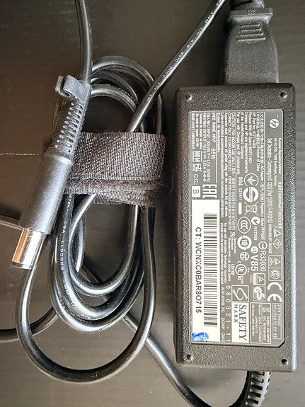 HP 65W-laturi (käytetty)