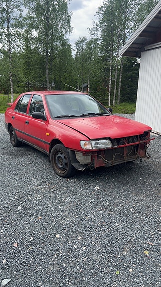 Myydään osina Nissan Sunny n14