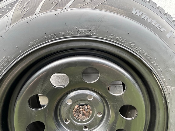 VW Transporter talvirenkaat 245/65R17 nastat + peltivanteet