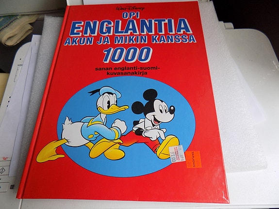 Walt Disney opi englantia Akun Mikin kanssa kuvasanakirja