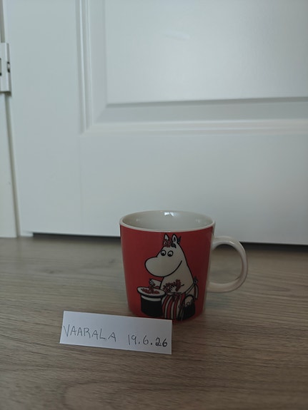 Muumimamma ja marjat punainen