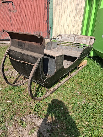 Vanha puinen reki metallijalaksilla