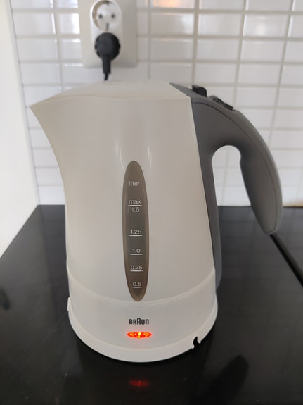 Braun vedenkeitin valkoinen