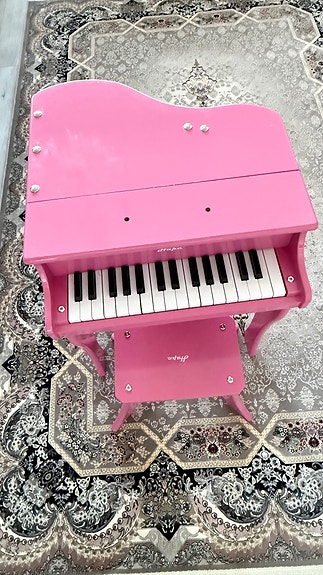Kaunis uusi piano