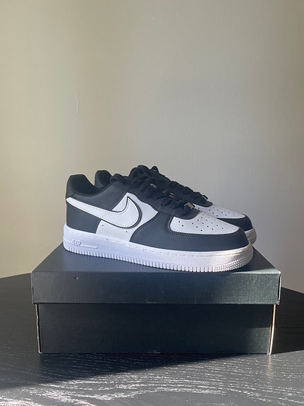 Myydään uudet Nike Air Force 1 -kengät, väri musta/valkoinen, koko EU 42,5.