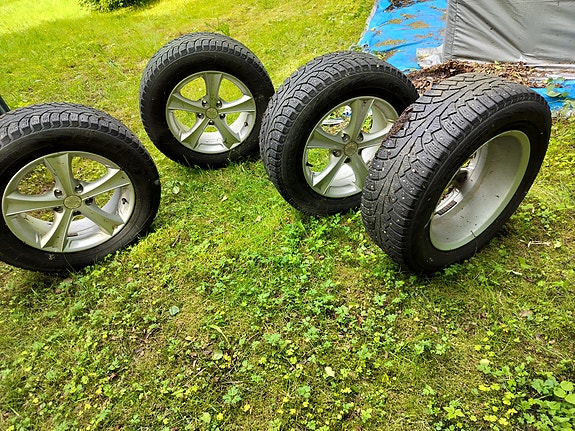 Talvirenkaat vanteilla 215-16-65r