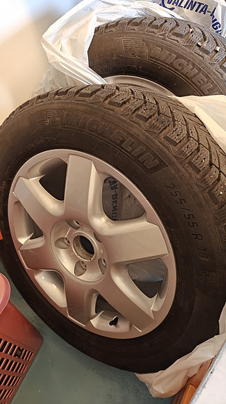 18tuumaiset kuin uudet michelin nastat, orkkisvanteilla