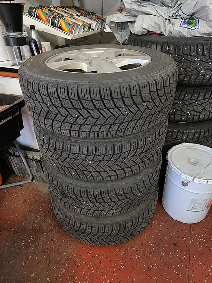 Michelin X-Ice Snow kitkarenkaat alumiinivanteilla