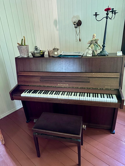 Rönich pystypiano jakkaralla+ kuljetus lähialueille