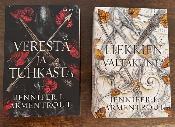 Jennifer L. Armentrout kirjat Veren ja tuhkan sarja, 2 kpl, suomeksi