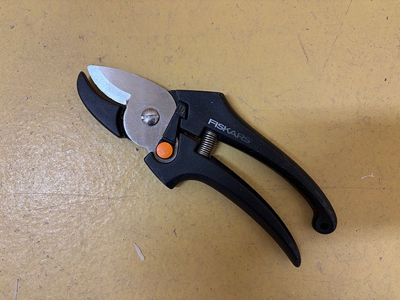 Fiskars oksasakset musta