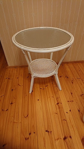 rottinkinen pikku pöytä