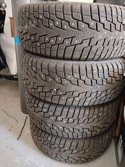 GT Radial IcePro nastarenkaat vanteilla 215/55R16