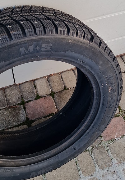 Käyttämättömät uudet 19" Nastarenkaat 235/55/R19 koossa