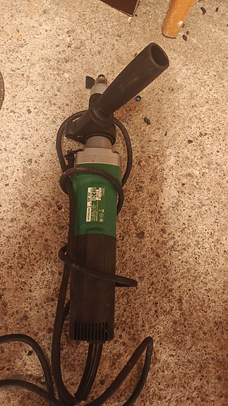 Hitachi suorahiomakone