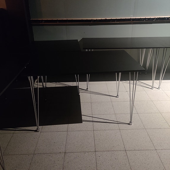 Mustat pöytät