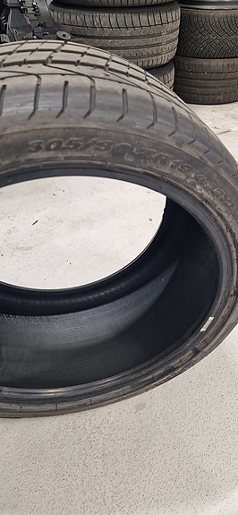 Pirelli p-zero 305/30r19