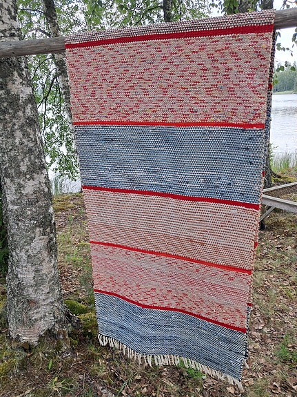 Itsetehty puna-sininen räsymatto