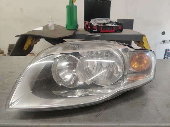 Audi A4 b7 2005 etuvalo, vasen AL 8E0 941 003 AJ