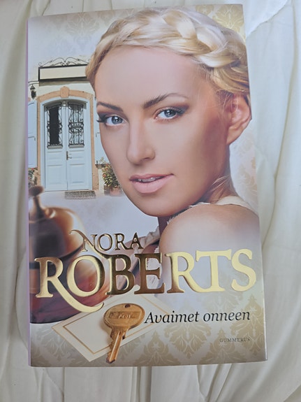 Nora Roberts Avaimet onneen kirja