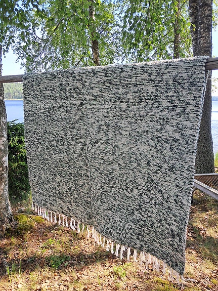 Kaksi mattoa (valko-vihreä-musta)