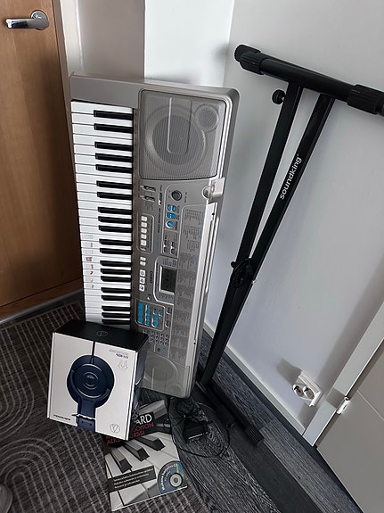 Casio kosketinsoitin ja teline