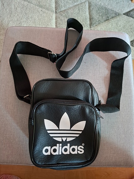 Adidas olkalaukku.