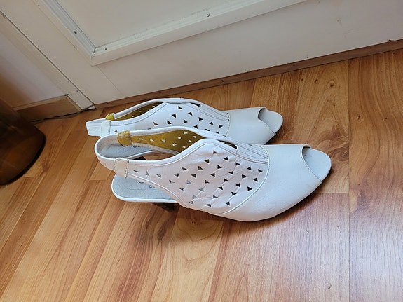 Valkoiset juhlakengät kesään